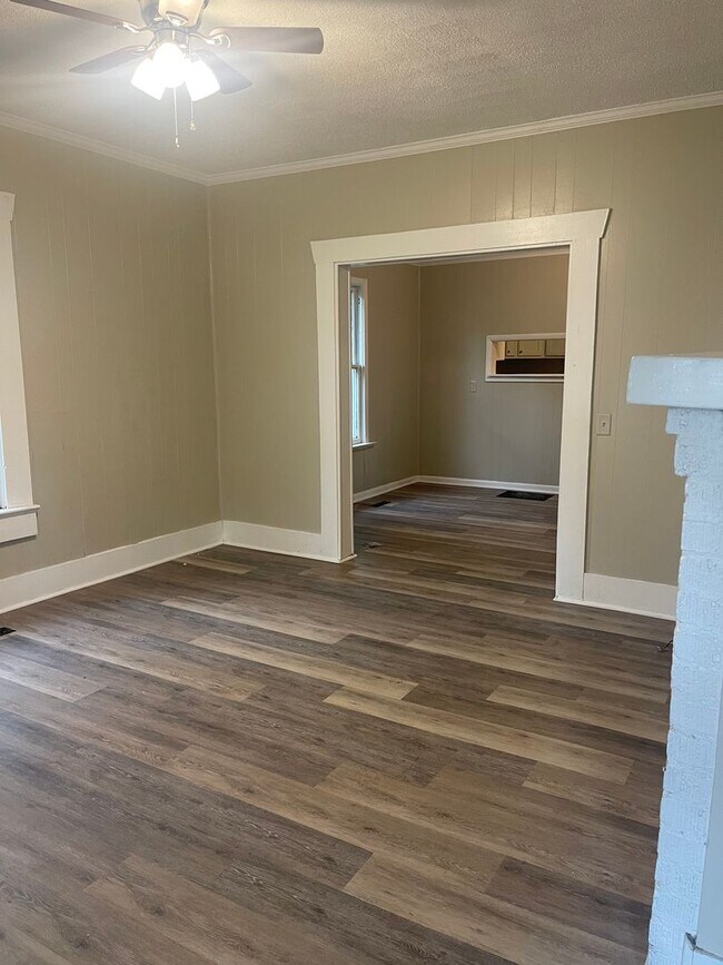 Building Photo - 3 Bed/2 Bath House