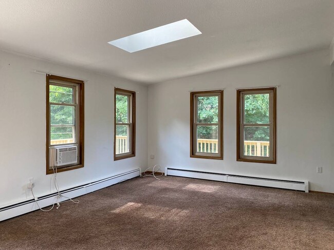 Building Photo - 10 Kris Korner Dr
