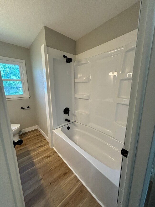 Building Photo - 1651 W 11th St