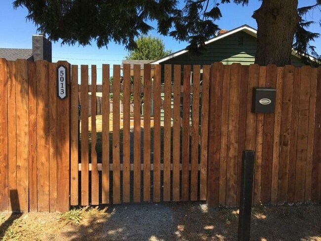 Building Photo - N Tacoma home 3bdr 1 car garage w/ Large F...