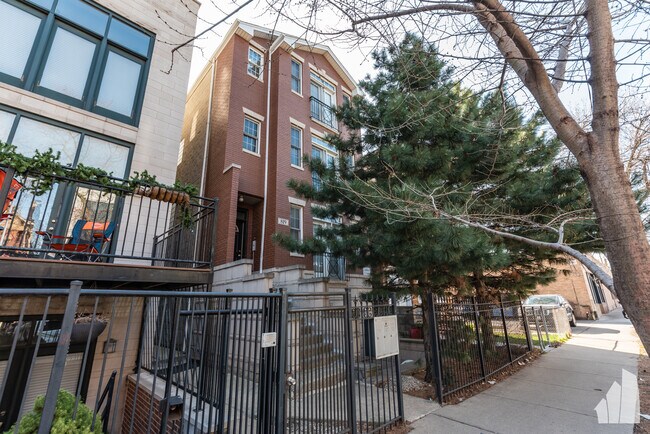 Building Photo - 819 N Wood St