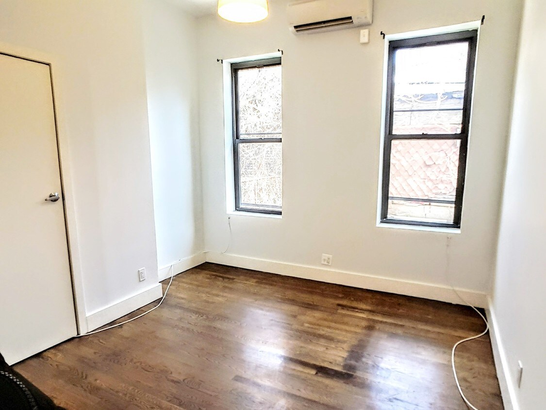 Primary Photo - 74 Eldert St