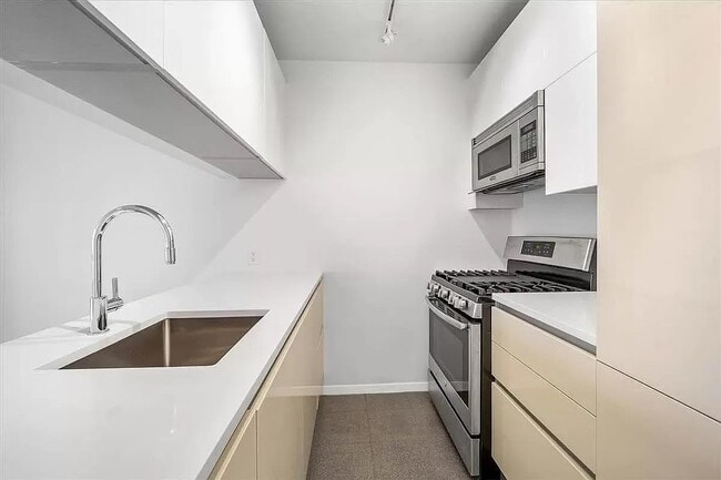 Building Photo - 303 E 60th St