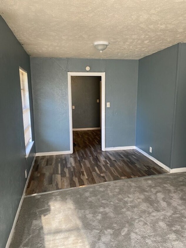 Foto principal - 2 Bed 1 Bathroom South Dallas House