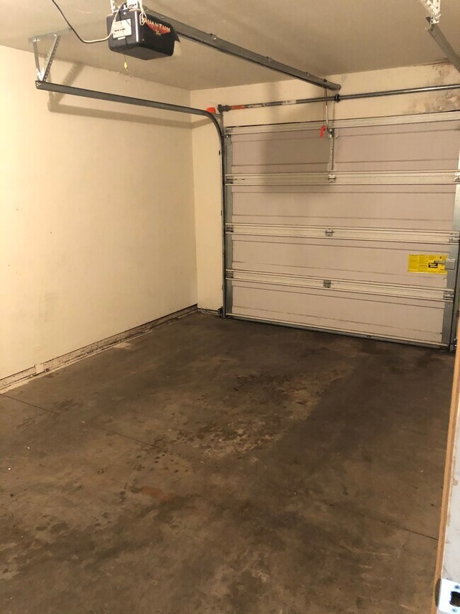 single car garage - 5531 Glenridge Way