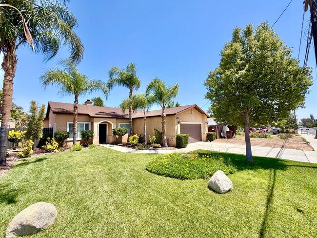 Foto del edificio - Beautifully Renovated 4 Bedroom Home with INCLUDED Solar, Large Backyard & Gazebo