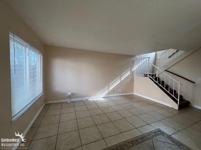 Foto del edificio - Charming and Spacious 3Bdm 1.5Ba Townhouse...