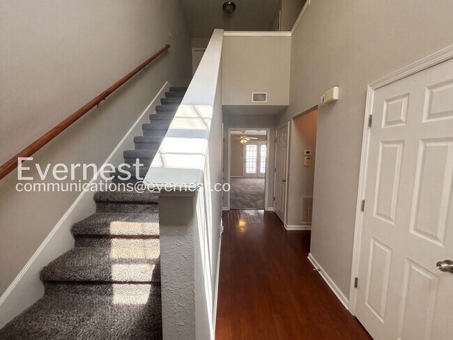 Foto del edificio - 2 Bed, 2.5 Bath Home with Fenced Yard & Garage / Coming Soon!