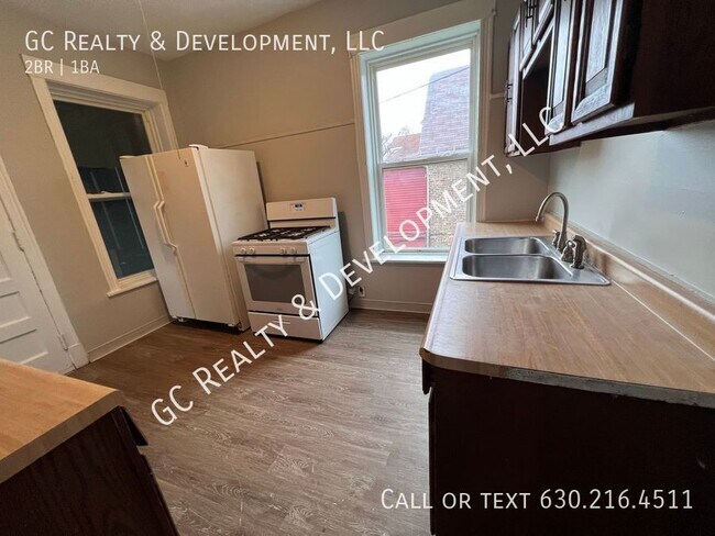 Building Photo - ***HEAT INCL / 2 BDRM / WOOD PLANK FLOORIN...