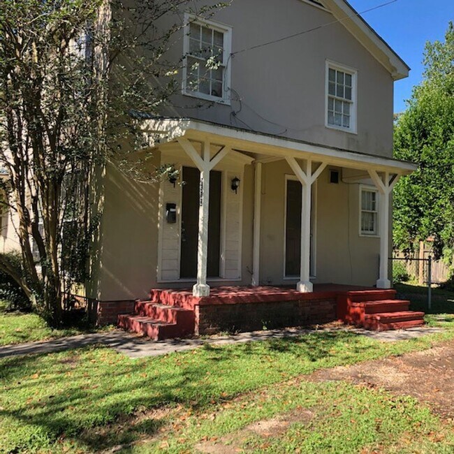 Building Photo - Great location in Garden District seconds ...