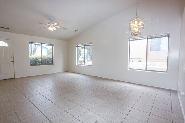 Foto del edificio - 8135 E Ashley Dr