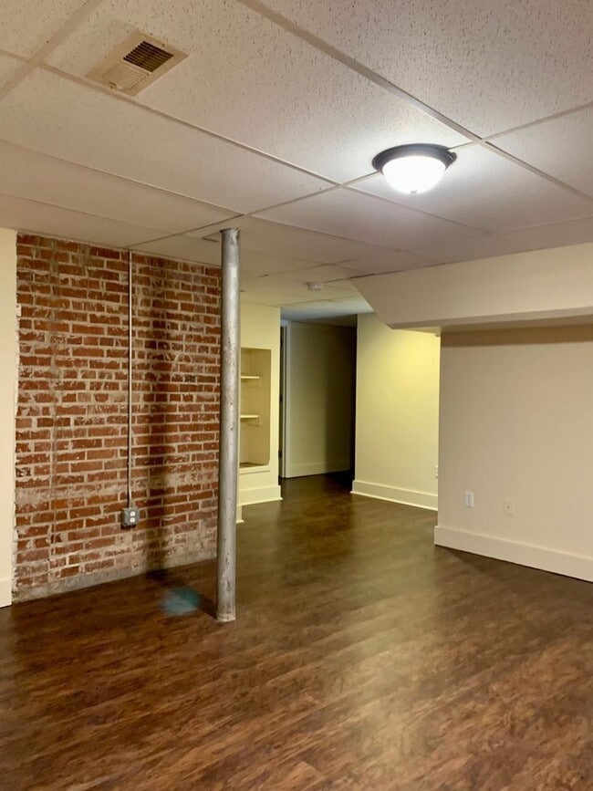 Building Photo - 402 W Tombigbee St