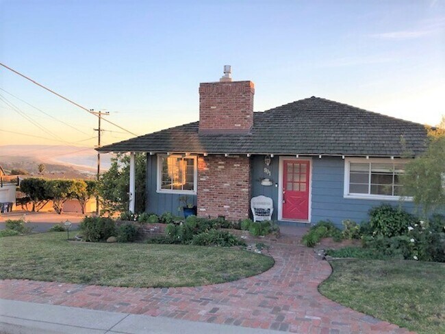 Building Photo - Sweeping Ocean Views from this Pismo Heigh...