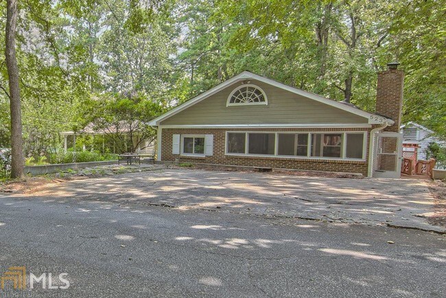 Building Photo - 523 Pine Dr
