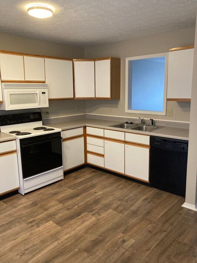 Building Photo - 3 Bedroom, 1.5 bath townhome!