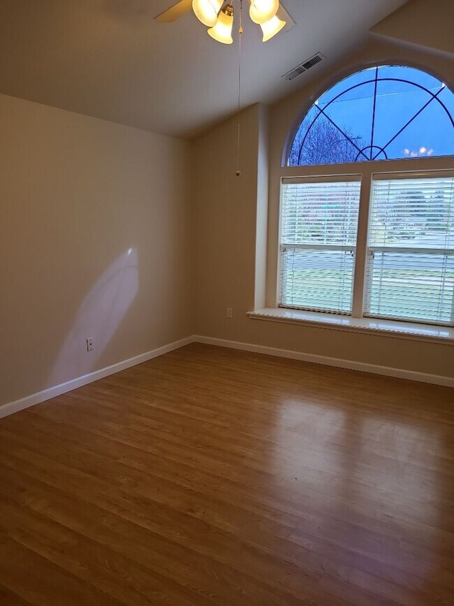 Foto del edificio - Spacious 3 Bed, 2 Bath Home on a Corner Lot in Southwest Medford