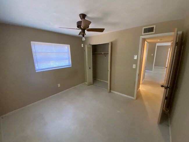 Building Photo - Two bedroom two bath home in Orange City