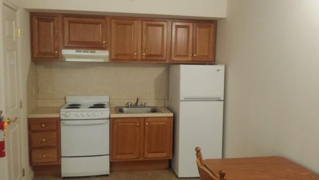 Foto del edificio - College Court One-Bedroom - Sublet Availab...