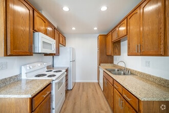 1BR, 1BA - 815SF - Kitchen - Woodland House Apartments