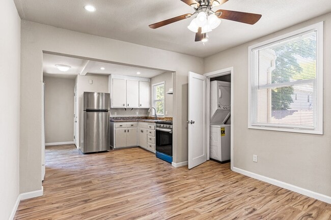 Building Photo - Newly Renovated 2 Bedroom Apartment with P...