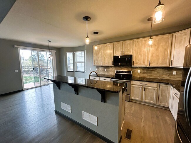 Foto del edificio - This 4-bedroom, 4-bathroom House is stunni...