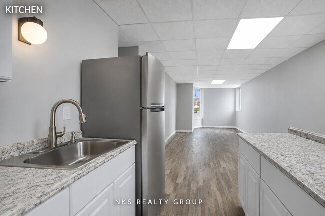 Foto del edificio - 2718 E Grand River Ave