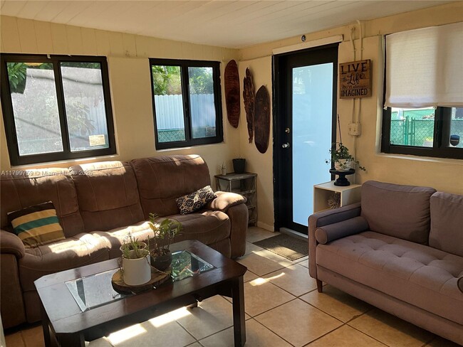 Foto del edificio - 418 NW 48th St