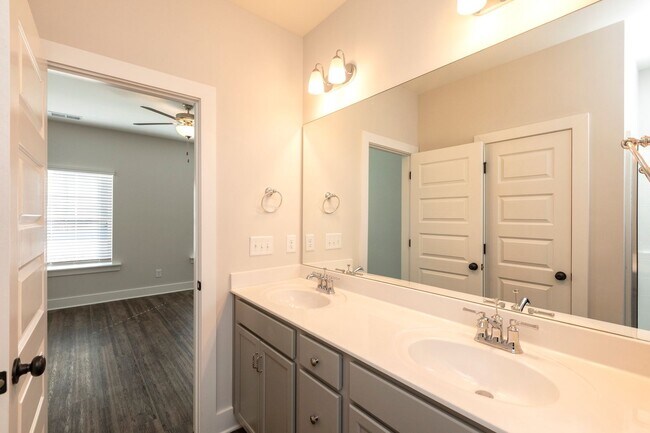 Foto del edificio - Single Family Home With Spacious Fenced Backyard!