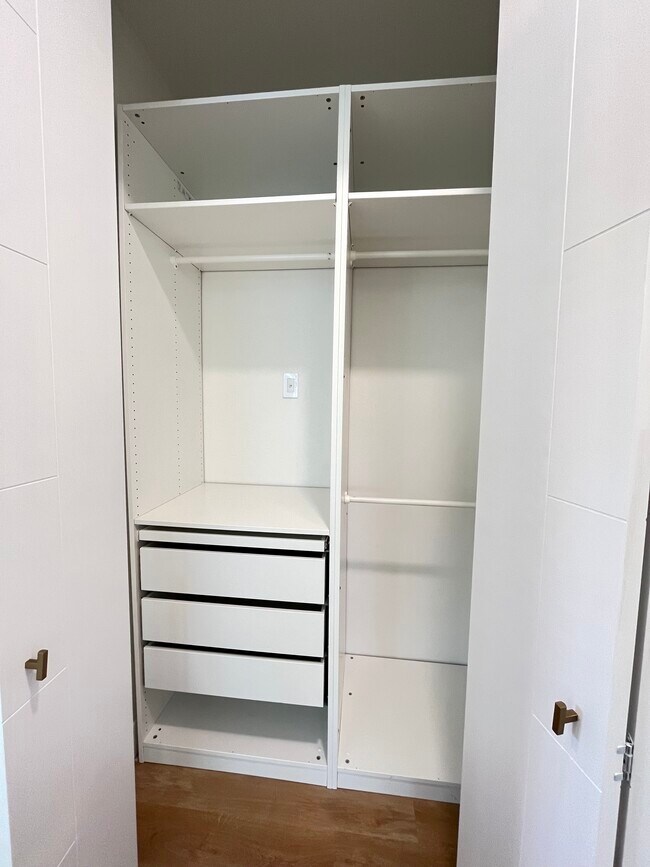 Ample closet speace - 2496 Villanova Rd