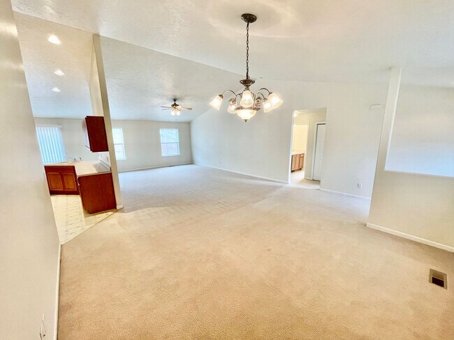 Building Photo - Spacious open floor plan in North Hills *A...