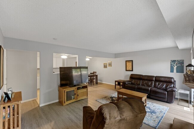 Foto del edificio - 4705 Cedar Lake Rd S