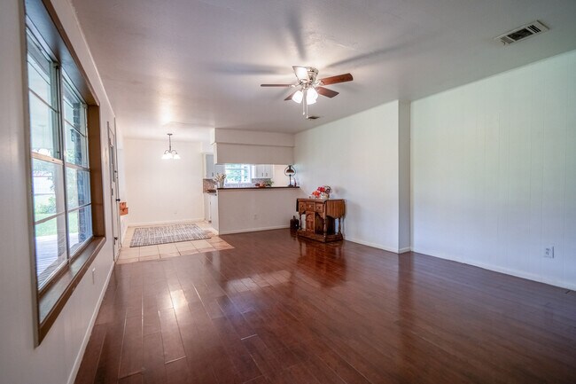 Foto del edificio - 803 Sycamore Rd