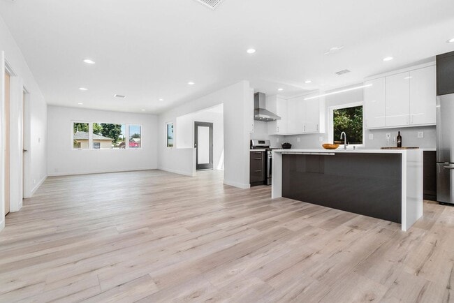 Foto del edificio - 2611 S Bentley Ave