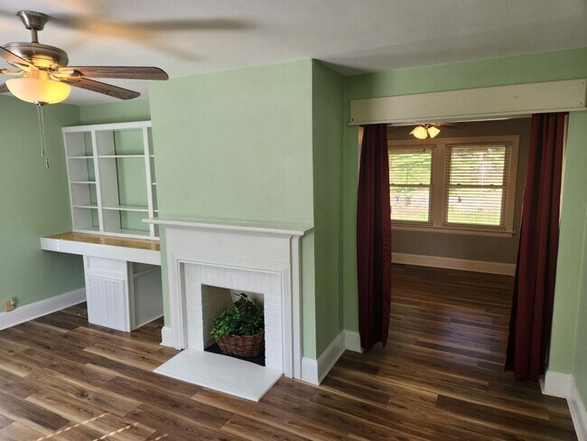 Foto del edificio - 2 Bedroom/1 Bathroom House just Southwest ...