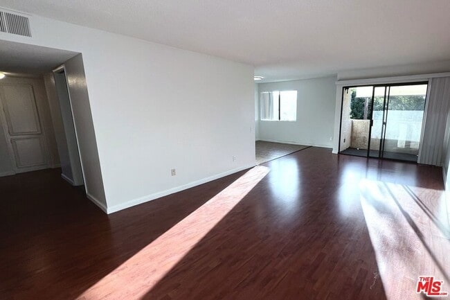 Foto del edificio - 7442 Hazeltine Ave
