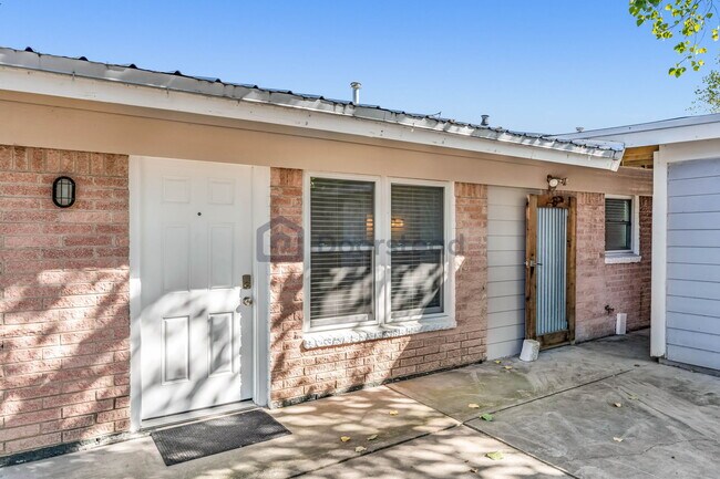 Foto del edificio - 4804 Hillspring Cir