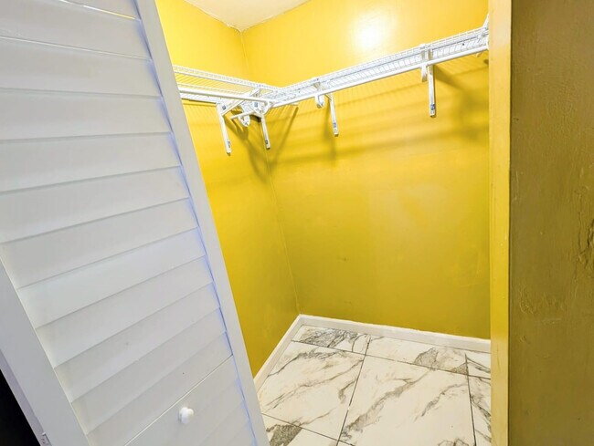 Building Photo - 2534 NW 73rd Ave