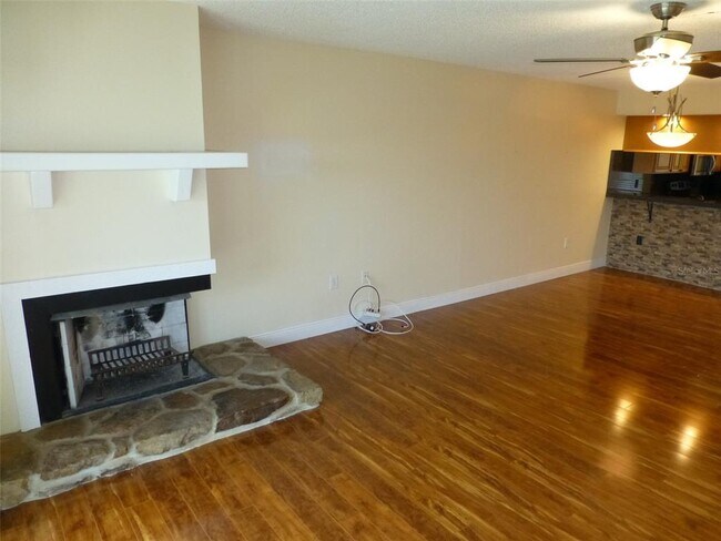 Building Photo - 136 Lakeside Dr