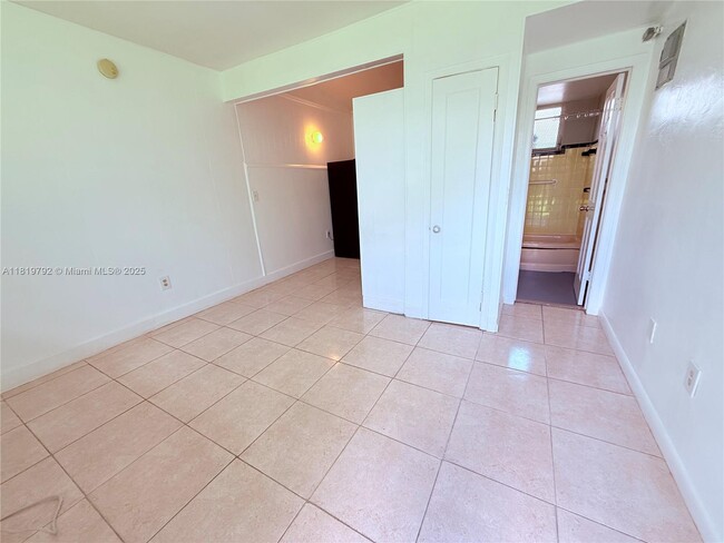 Foto del edificio - 1045 NE 80th St
