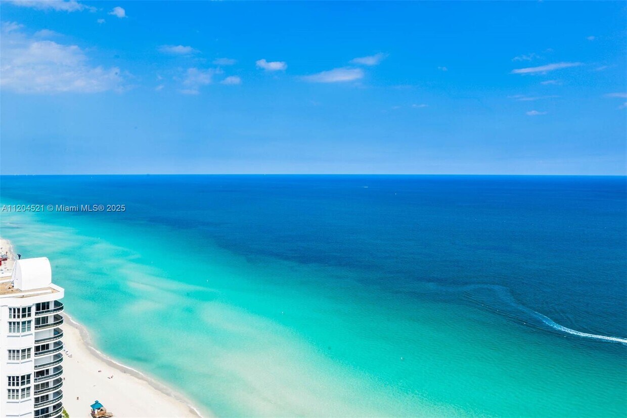 Foto principal - 16699 Collins Ave