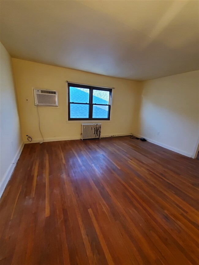 Building Photo - 133 W 52nd St