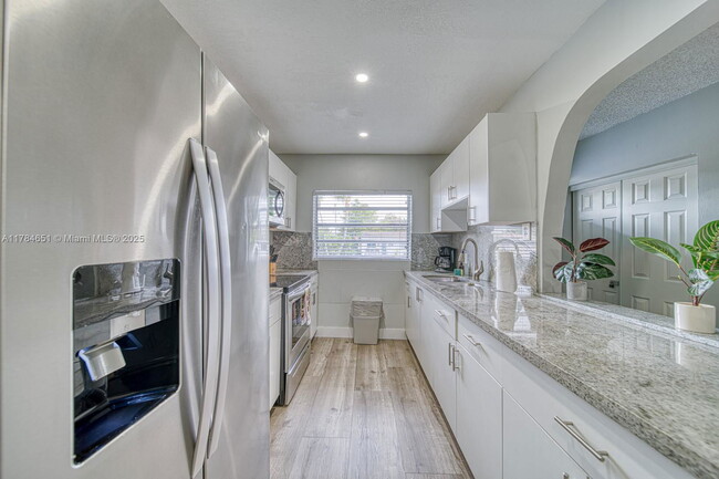 Foto del edificio - 7620 SW 21st St