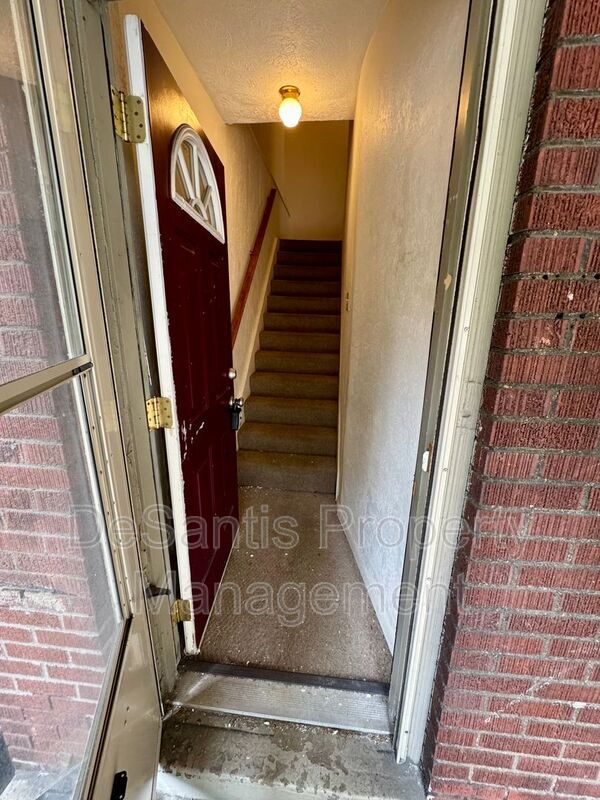 Foto del edificio - 215 Spencer Ave