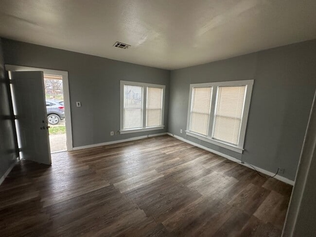Building Photo - Newly updated 2 bedroom 1 bath duplex