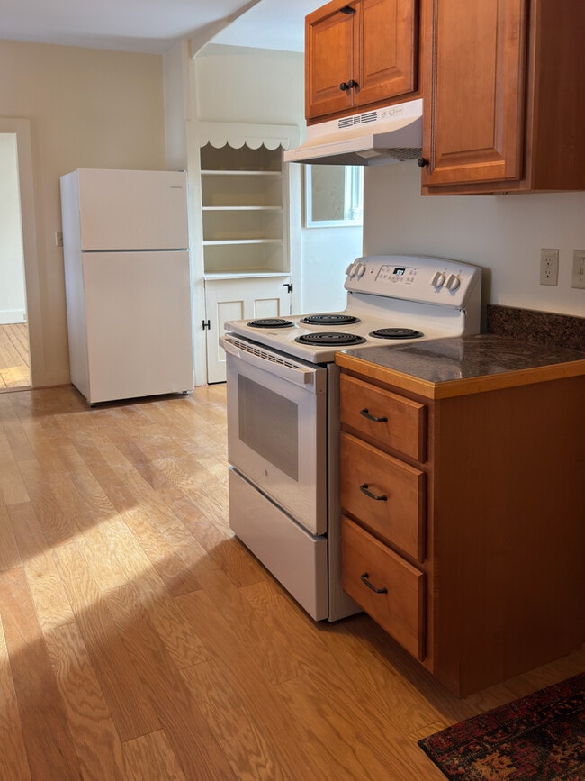 Building Photo - 14 Maple St