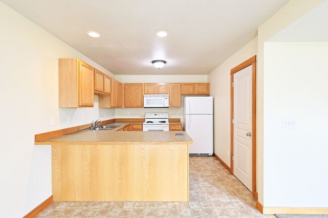 Building Photo - Refined Townhome with Gorgeous Landscaping...