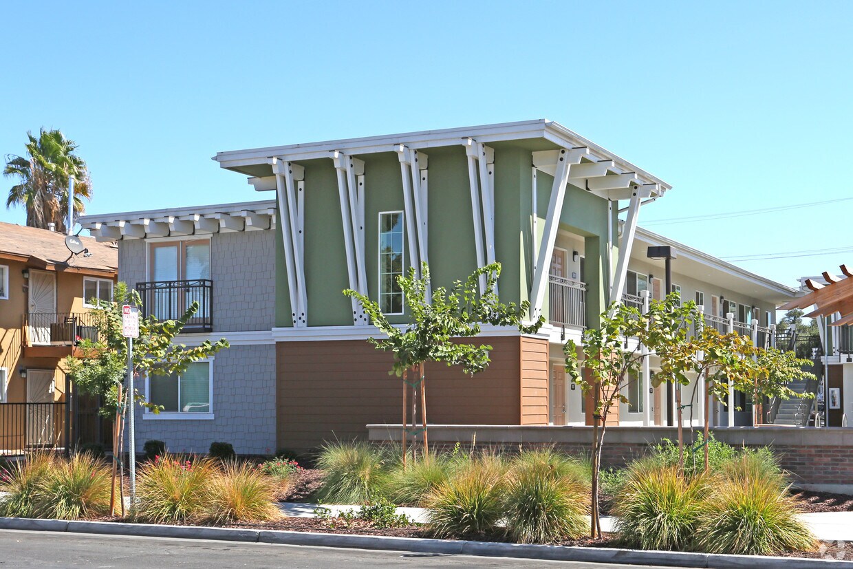 Building Photo - 240-250 N Calaveras St