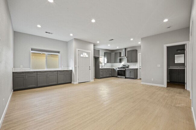 Foto del edificio - Showing Times: to schedule a viewing, please contact us