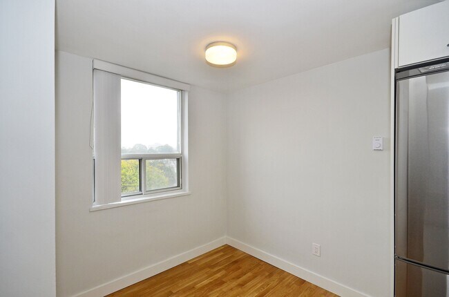 Building Photo - 188 Jameson Ave