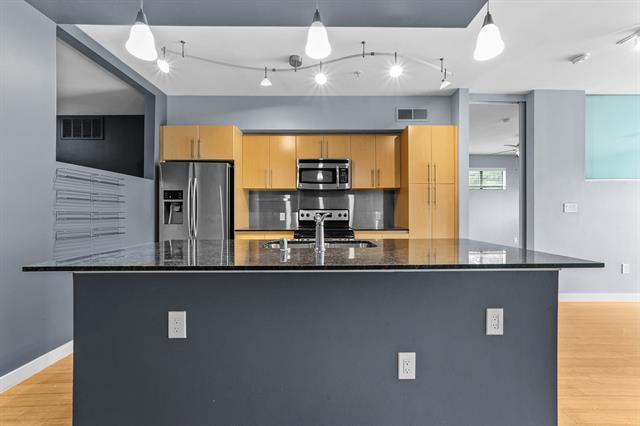 Foto del edificio - 4040 N Hall St